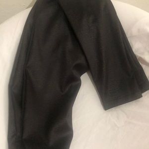 Super cute snake print leggings.